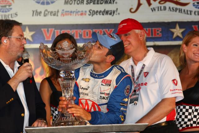 Helio Castroneves kisses his Firestone 550 trophy at Texas Motor Speedway -- Photo by: Chris Jones