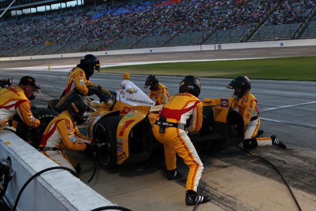 Ryan Hunter-Reay and Andretti Autosport go to work in the pits -- Photo by: Chris Jones