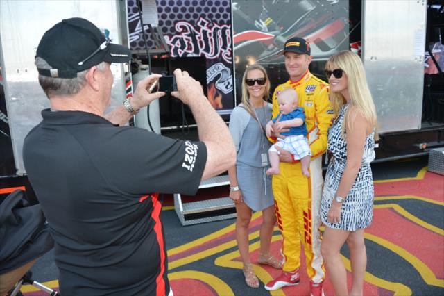 Ryan Hunter-Reay poses for a family picture during pre-race -- Photo by: John Cote