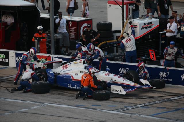 Helio Castroneves comes in for service during the Firestone 600 at Texas Motor Speedway -- Photo by: Chris Jones