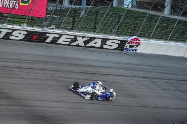 Helio Castroneves sets up for the backstretch during the Firestone 600 at Texas Motor Speedway -- Photo by: Chris Owens