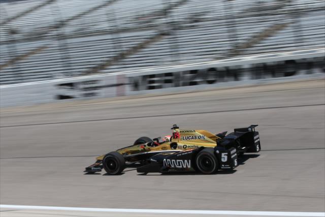 James Hinchcliffe streaks toward the start/finish line during practice for the Firestone 600 at Texas Motor Speedway -- Photo by: Chris Jones