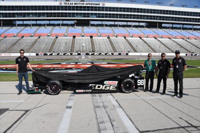 Alexander Rossi, Michael Andretti, and Bryan Herta begin to unveil the No. 98 Castrol Edge Honda at Texas Motor Speedway for the Firestone 600 -- Photo by: Chris Owens