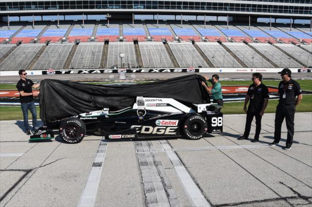 Alexander Rossi assists unveiling the No. 98 Castrol Edge Honda at Texas Motor Speedway for the Firestone 600 -- Photo by: Chris Owens