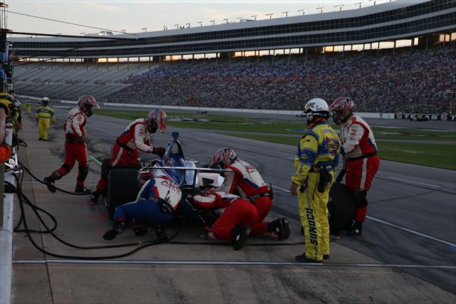 The A.J. Foyt Racing team go to work on the No. 14 ABC Supply Chevrolet of Tony Kanaan on pit lane during the DXC Technology 600 at Texas Motor Speedway -- Photo by: Chris Jones