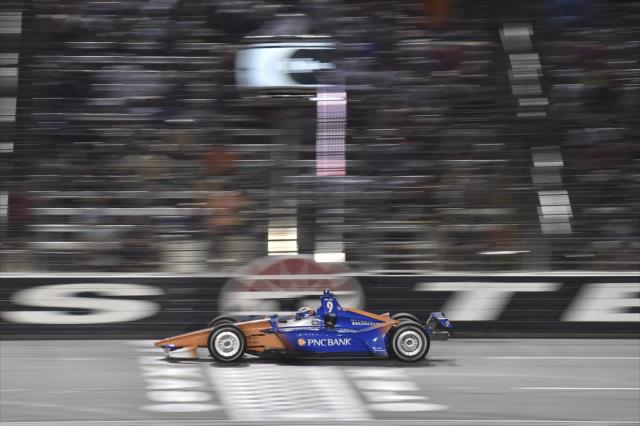 Scott Dixon streaks across the start-finish line during the DXC Technology 600 at Texas Motor Speedway -- Photo by: Chris Owens