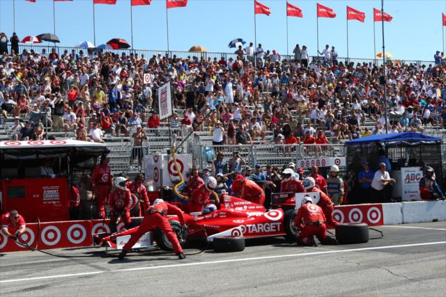 Scott Dixon and the Target Chip Ganassi Racing team perform their first pitstop of Race 2. -- Photo by: Chris Jones