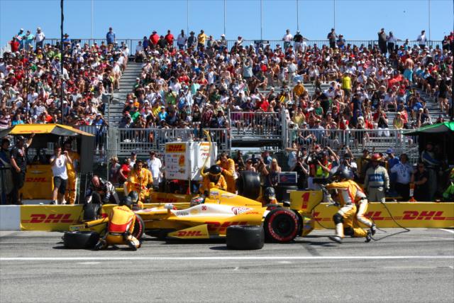 Ryan Hunter-Reay and the Andretti Autosport team make an early pit stop -- Photo by: Chris Jones