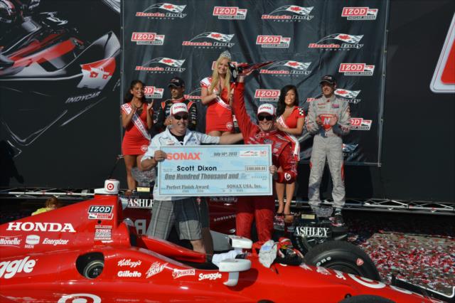 Scott Dixon claims the $100,000 SONAX Perfect Finish award for his doubleheader sweep in Toronto -- Photo by: John Cote