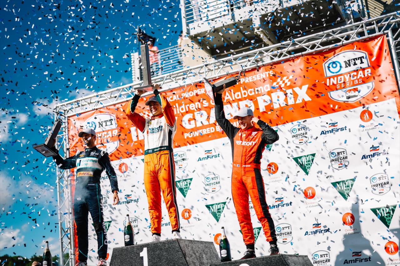 Ceremonia del podio del Gran Premio de Alabama de 2023, con Scott McLaughlin como vencedor, Grosjean en 2º puesto y Will Power 3º | Fuente: IndyCar.com - Joe Skibinski