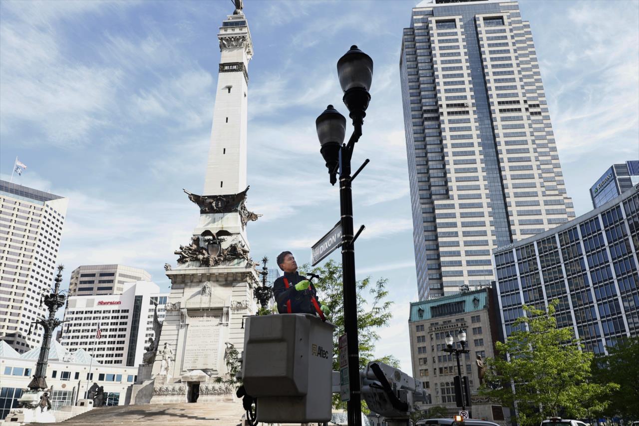 Scott Dixon - Indianapolis 500 Street Sign Install - By: Chris Jones -- Photo by: Chris Jones
